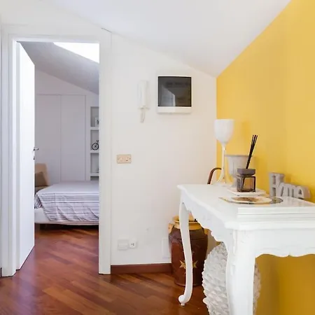 Walking To The Duomo From A Luxury Penthouse ميلان