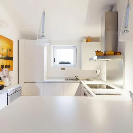 Walking To The Duomo From A Luxury Penthouse * ميلان