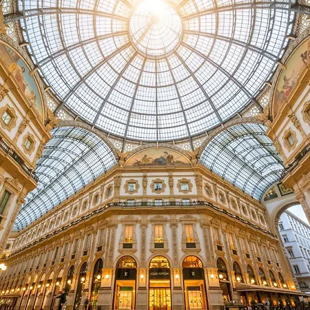 Walking To The Duomo From A Luxury Penthouse شقة *