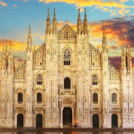 Walking To The Duomo From A Luxury Penthouse شقة *